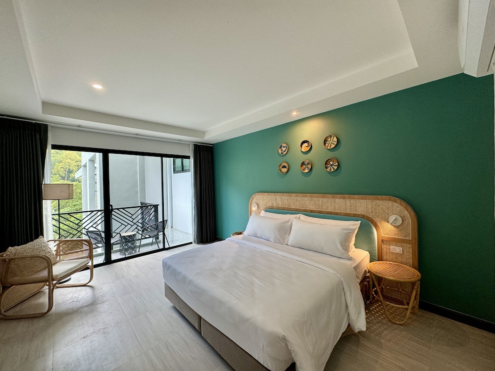 Superior Room, 1 King Bed, Pool View - Photo 1