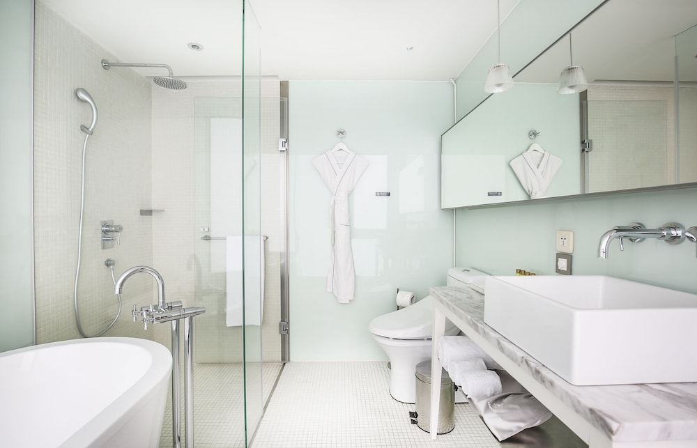 Corner Room, Bathtub, City View thumbnail 5