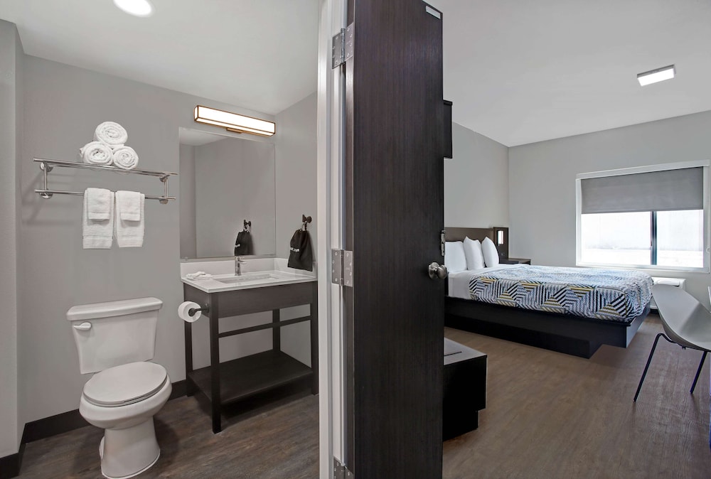 Deluxe Room, 1 King Bed, Non Smoking, Kitchenette