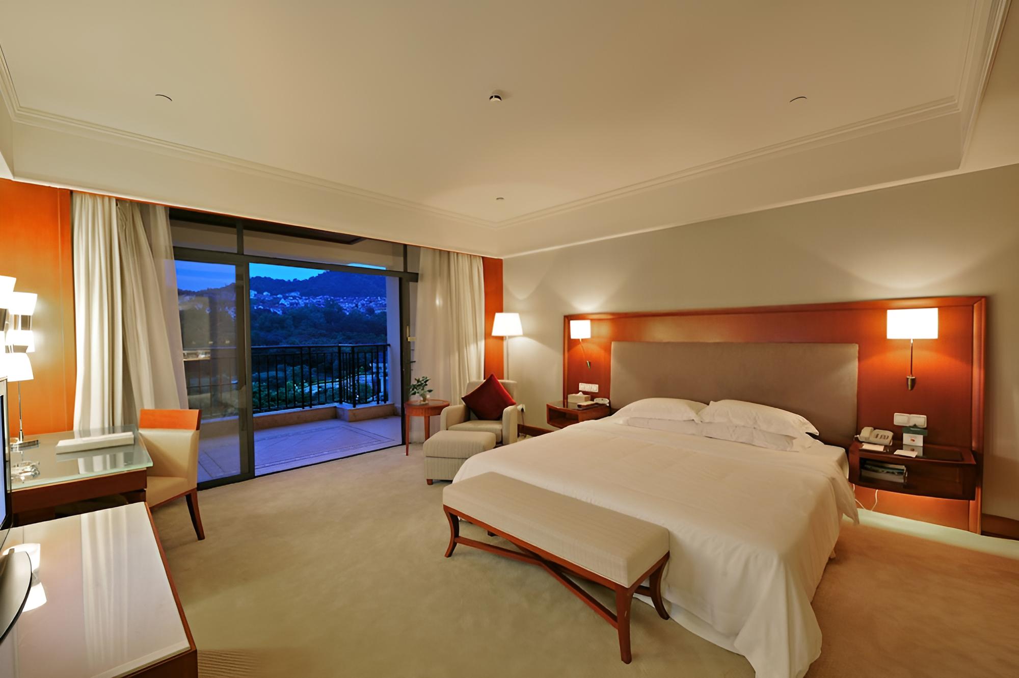 Deluxe Suite with Golf View photo 1