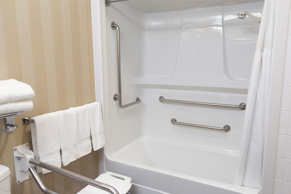 Standard Room, 1 Queen Bed, Accessible, Refrigerator - Photo 6