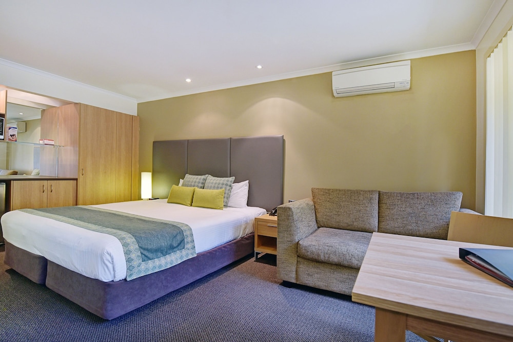 Hotel Room - Photo 3