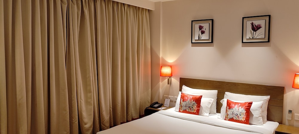 Suite - Photo 1