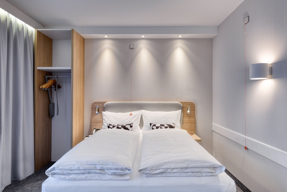 Accessible room, 1 queen bed
