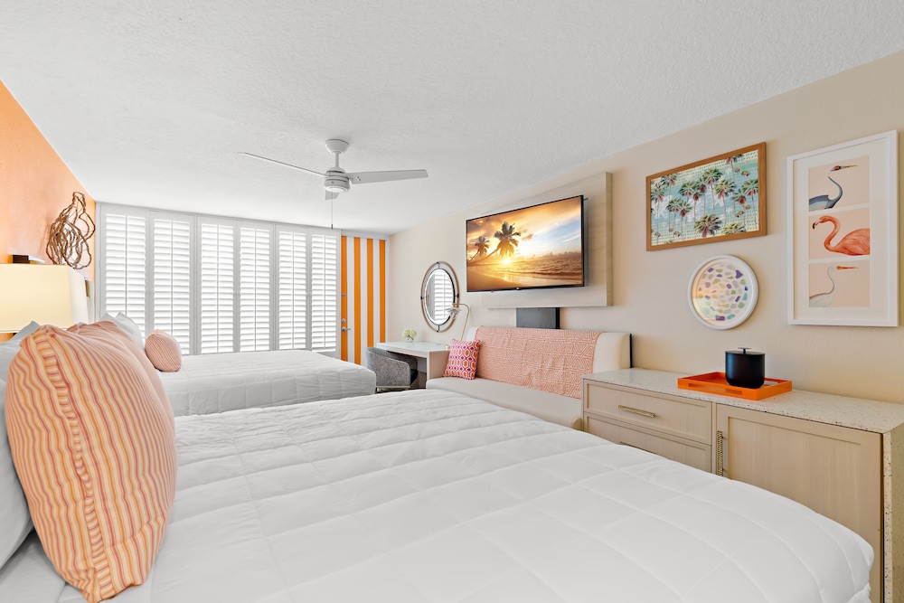 Classic Room (2 King Beds) photo 1