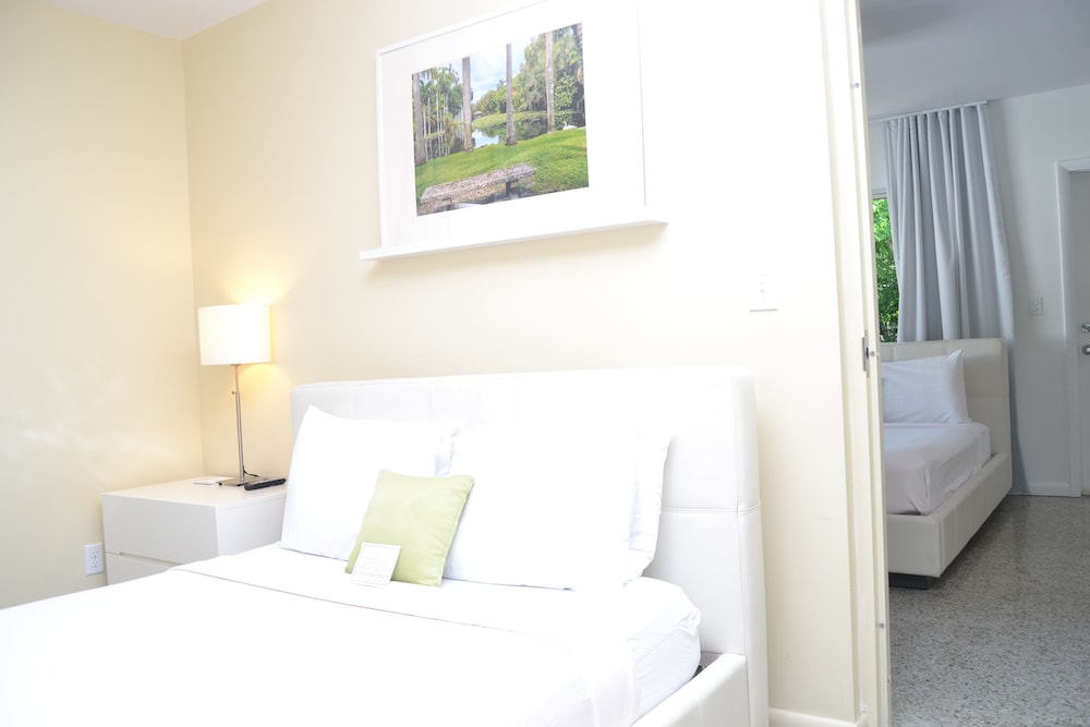 Suite, 2 Bedrooms (1 King and 2 Queen Beds) - Photo 7