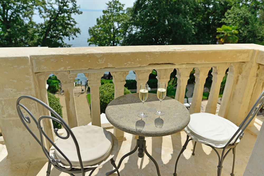 Superior Twin Room, Balcony, Sea Facing photo 3