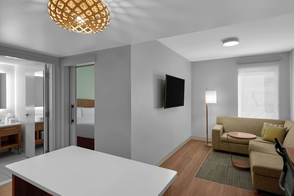 Suite, 1 Bedroom - Photo 10