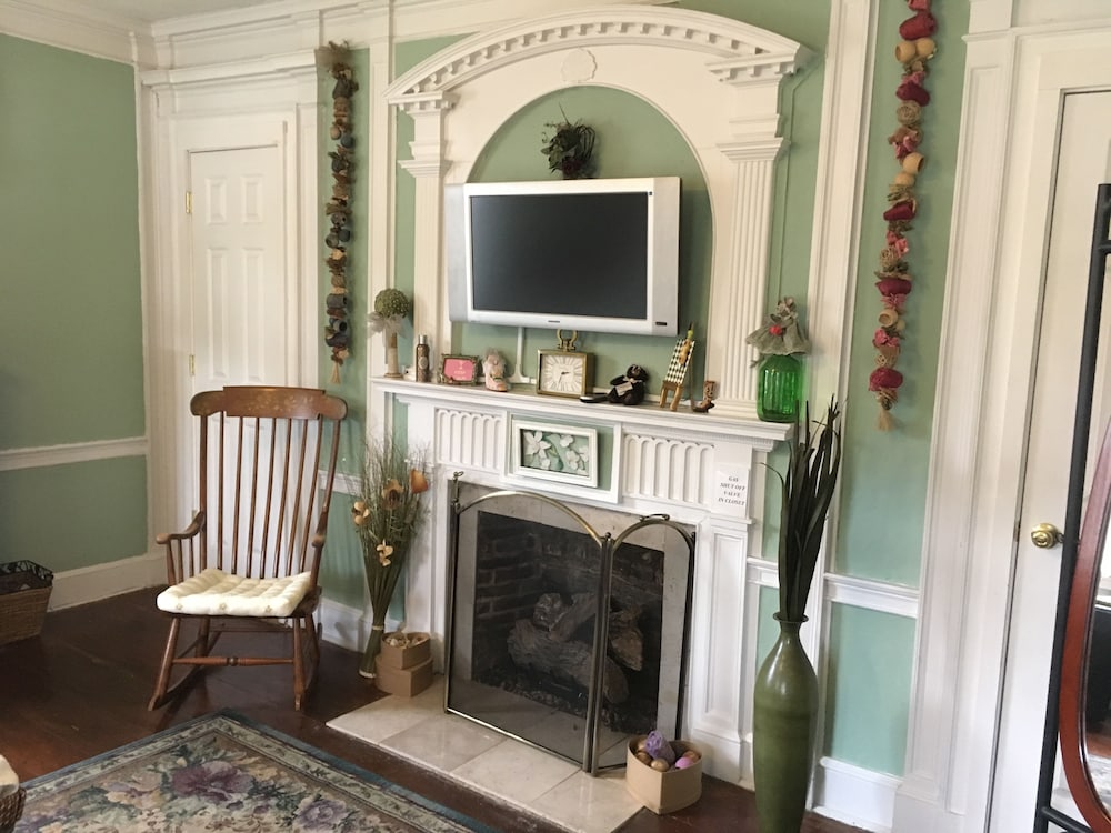 Sage Room - Shared Bath photo 2