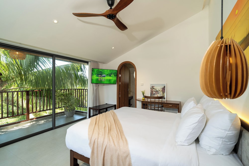 Deluxe Room, Pool View - Photo 3