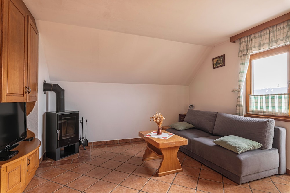 Family Chalet, Multiple Bedrooms, Mountainside (Vineyard Cottage Rataj 1 Hot Tub) photo 3