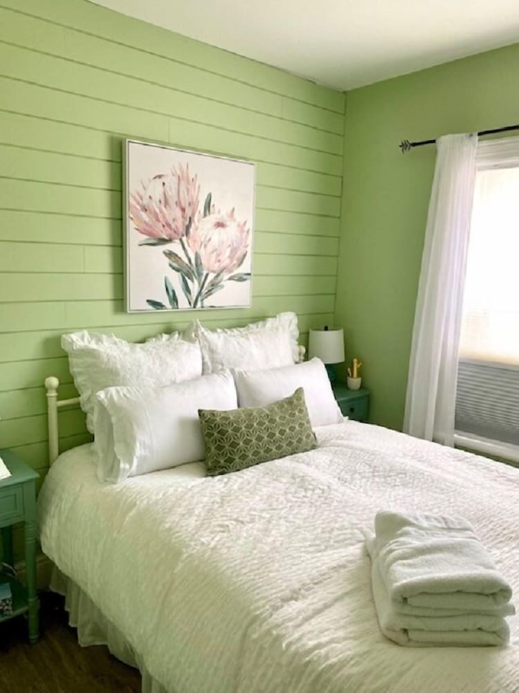 Room, 1 Queen Bed, Private Bathroom photo 1