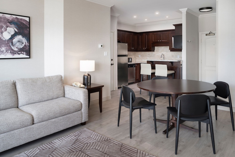 Grand Room, 2 Bedrooms, Lake View (Balcony) - Photo 2