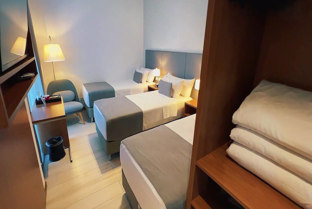 Room, 3 Twin Beds, Non Smoking - Photo 3