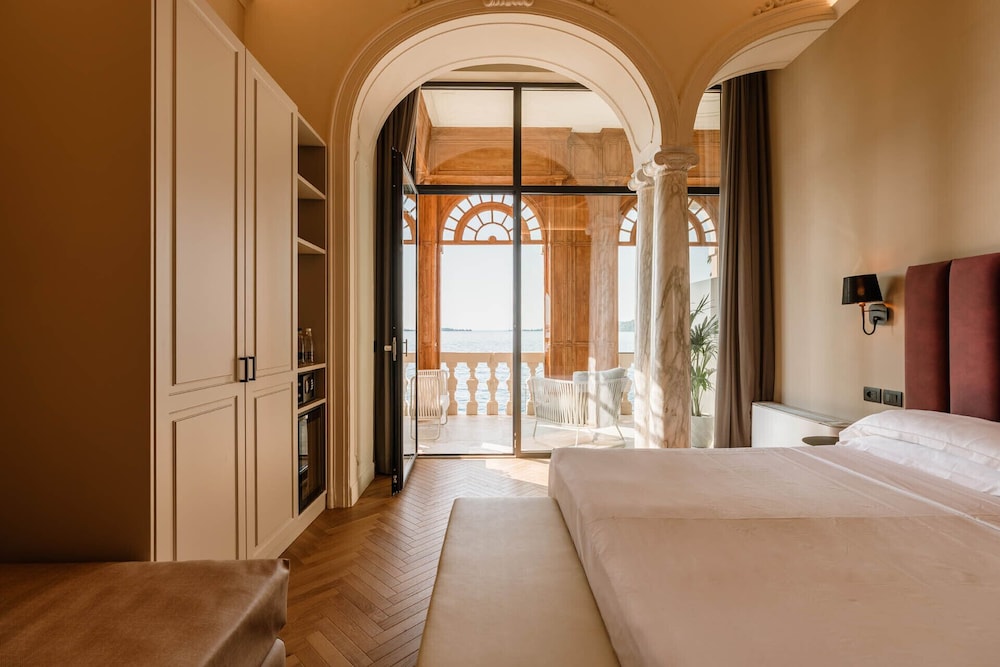Signature Room photo 2