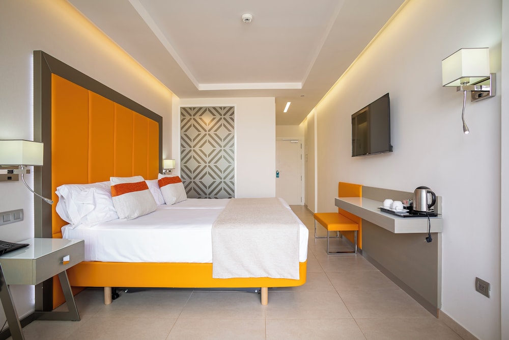 Elite Room, Jetted Tub, City View - Photo 5