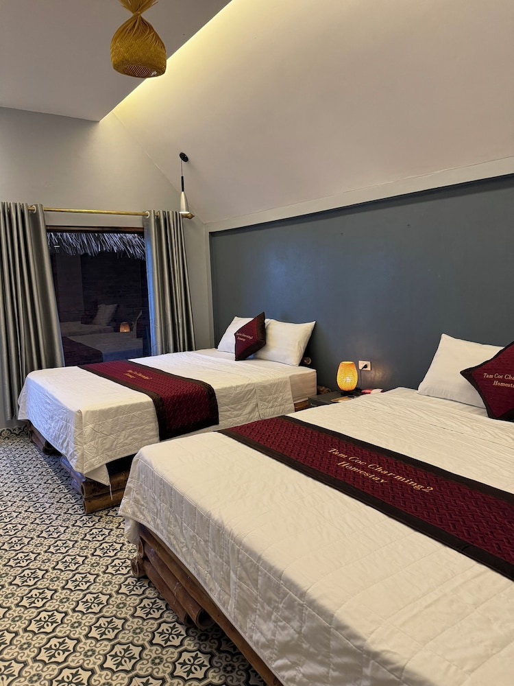 Deluxe Quadruple Room, Bathtub, Pool View photo 1