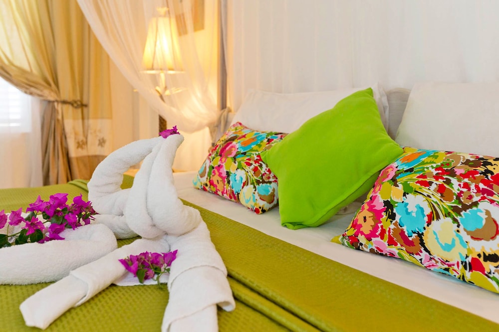 Warm Breezes - 3 bedrooms- shared pool-on a hill with lots of stairs, for the best Seaview. photo 2