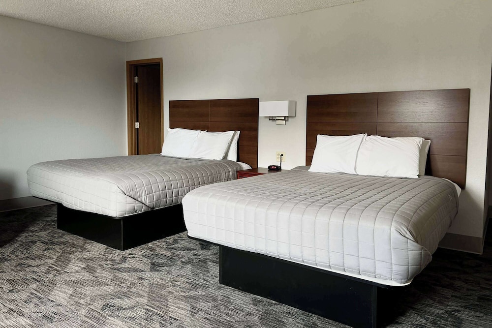 Deluxe Room, 2 Queen Beds, Non Smoking - Photo 1