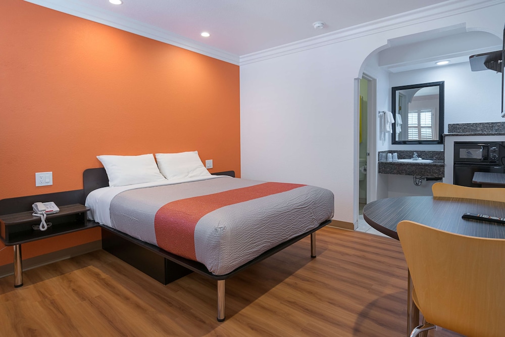 Deluxe Room, 1 Queen Bed, Non Smoking, Refrigerator & Microwave - Photo 1