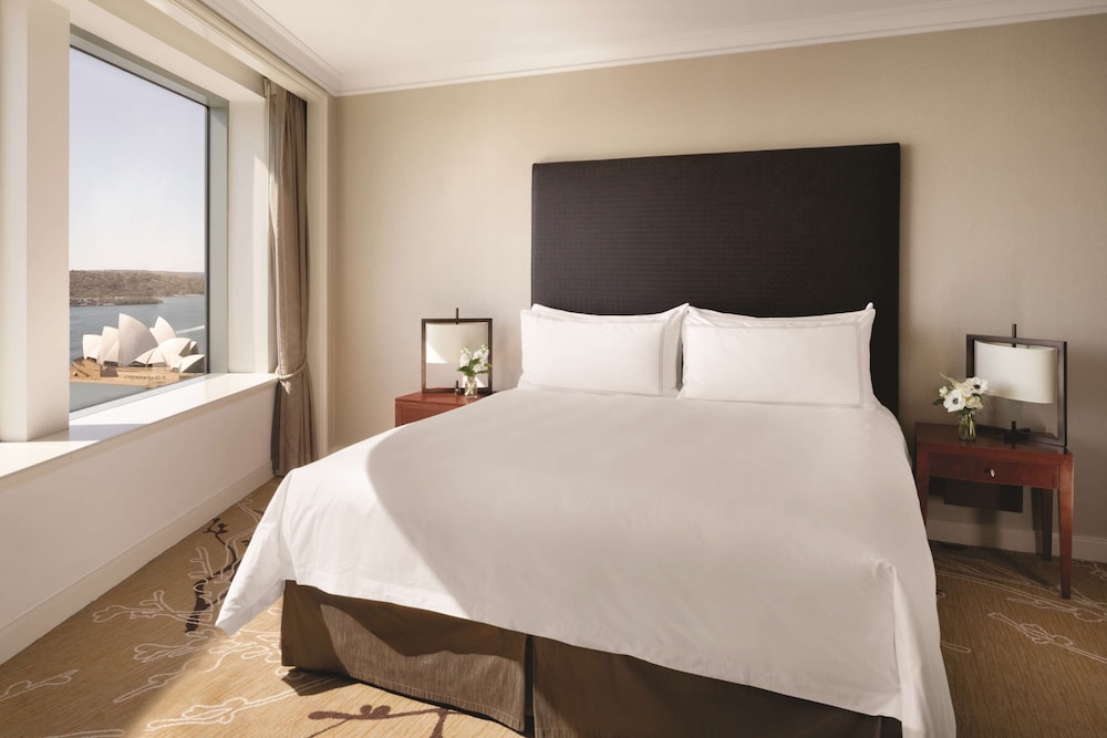 Suite, Club Lounge Access, Harbor View (Governor, High Floor)