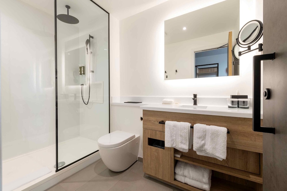 Executive Suite, 1 King Bed, Sofa Bed, Kitchenette - Photo 9