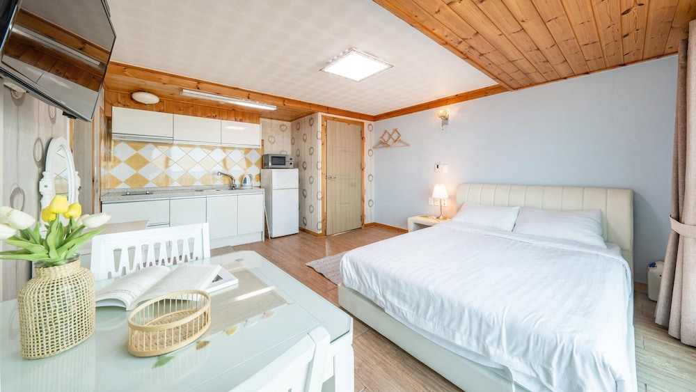Basic Room, 1 Bedroom (302ho(byeolbiccbada,osyeonbyu)) photo 2