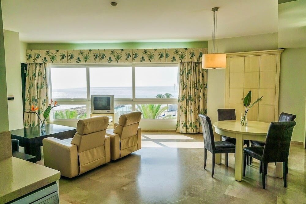 Suite, 2 Bedrooms - Photo 2