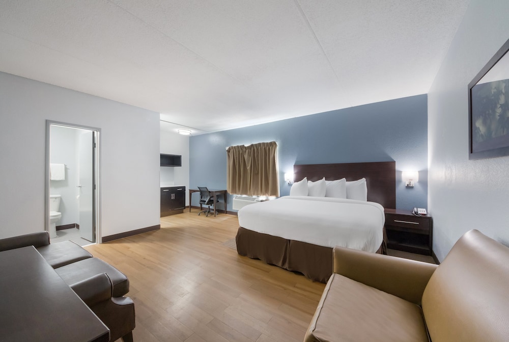 Suite, 1 King Bed, Non Smoking - Photo 2
