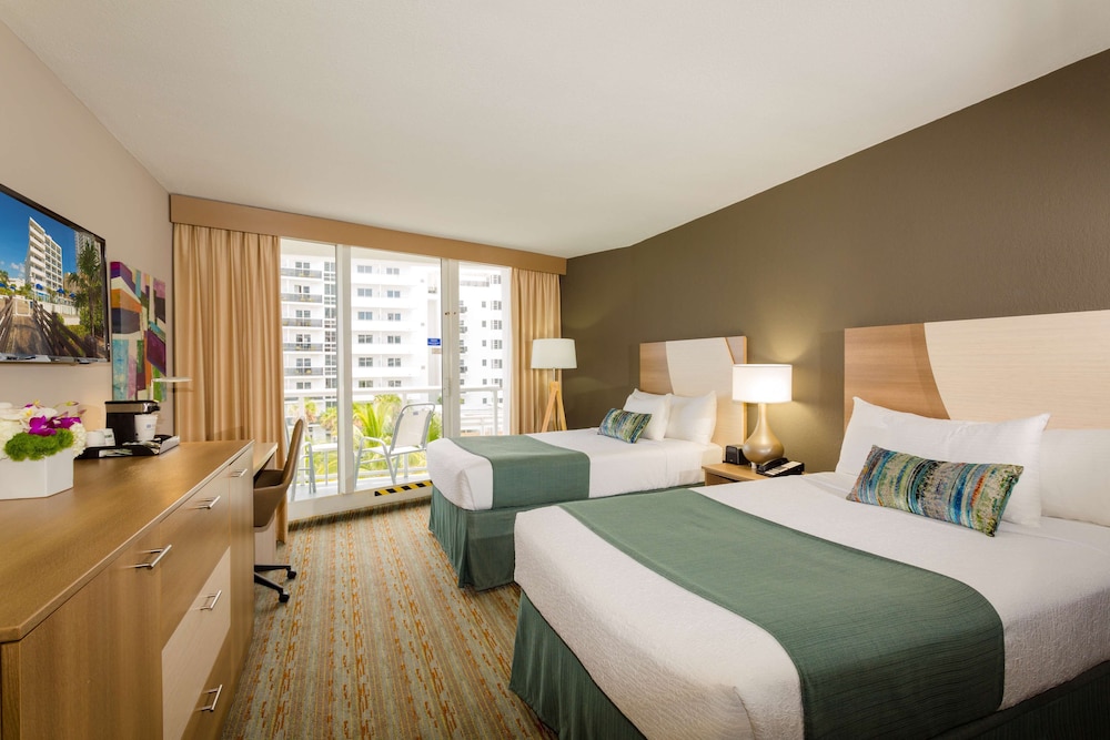 Standard Room, 1 King Bed, Refrigerator, Ocean View - Photo 4