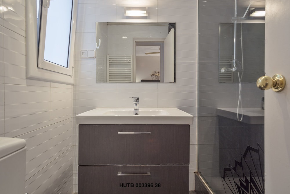 City Apartment, 3 Bedrooms photo 2