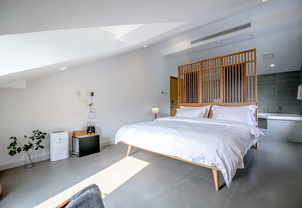 Deluxe Bathtub Room with Balcony photo 2