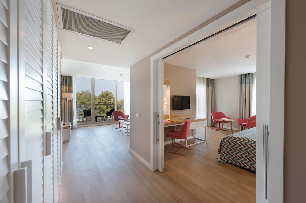 Deluxe Suite, Jetted Tub, Sea View