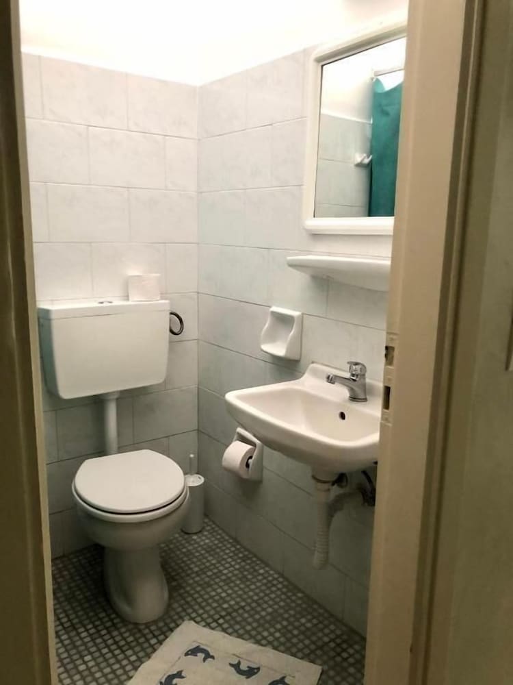 Basic Triple Room photo 3