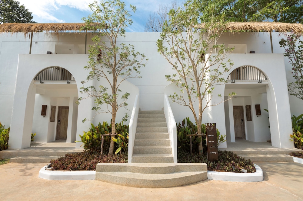 Grand Room, Pool View - Photo 7