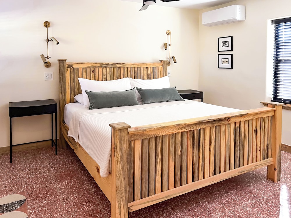 Signature Suite, 1 King Bed, Patio, Courtyard View