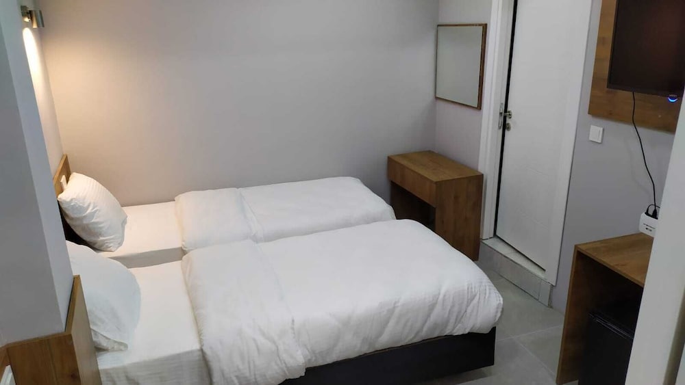 Economy Twin Room photo 3