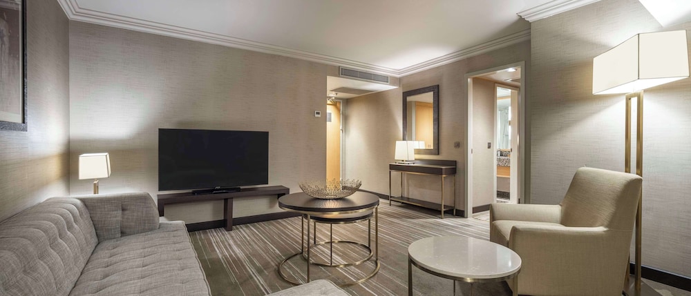Executive Suite, 1 King Bed (Lounge Access) thumbnail 6