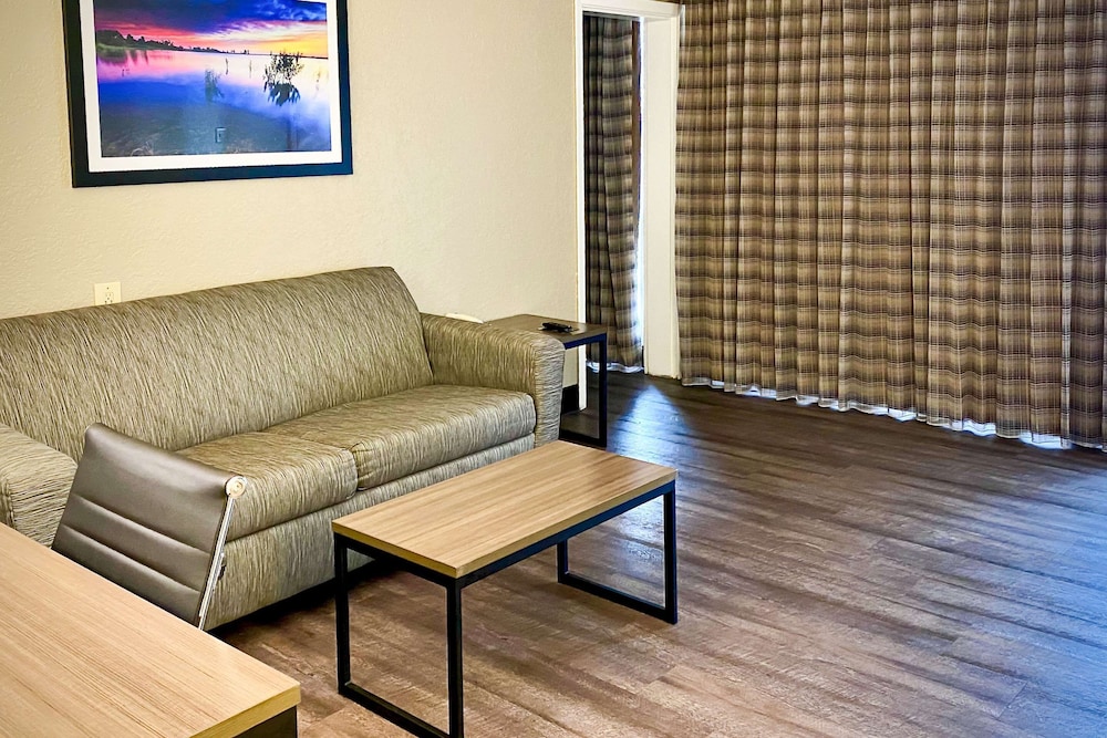 Suite, Multiple Beds, Non Smoking - Photo 3