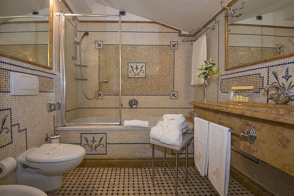 Deluxe Double or Twin Room, 1 Double Bed, Non Smoking, Air conditioning - Photo 7