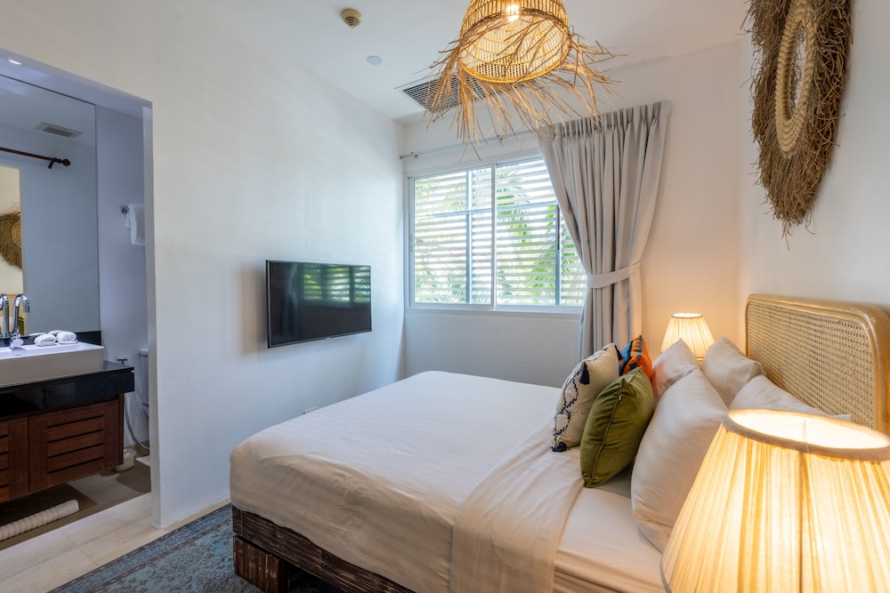 Deluxe Queen Room - Photo 7