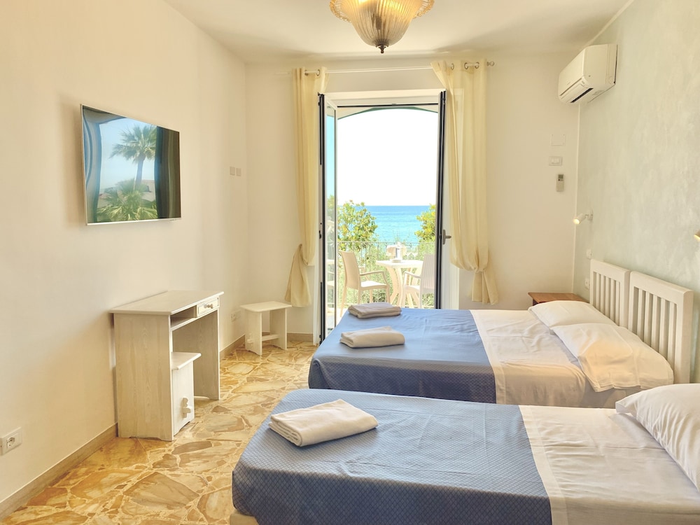 Standard Quadruple Room, Terrace, Sea View photo 2