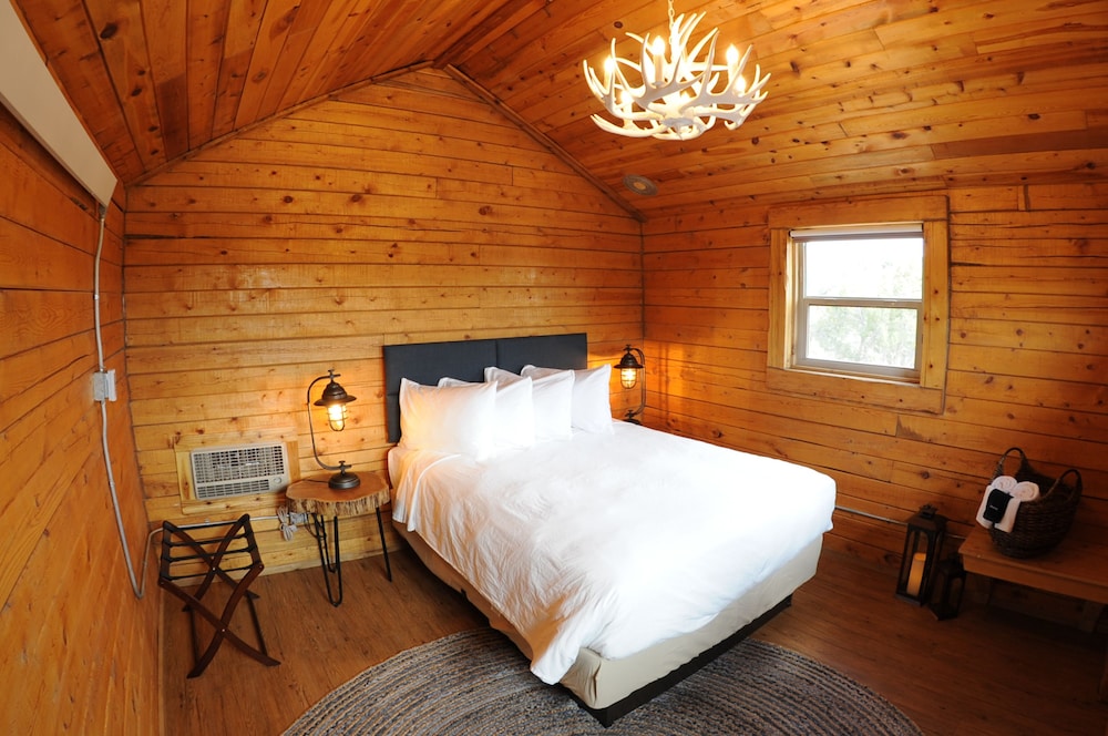 Comfort Cabin, 1 Queen Bed, Shared Bathroom, Mountain View photo 3