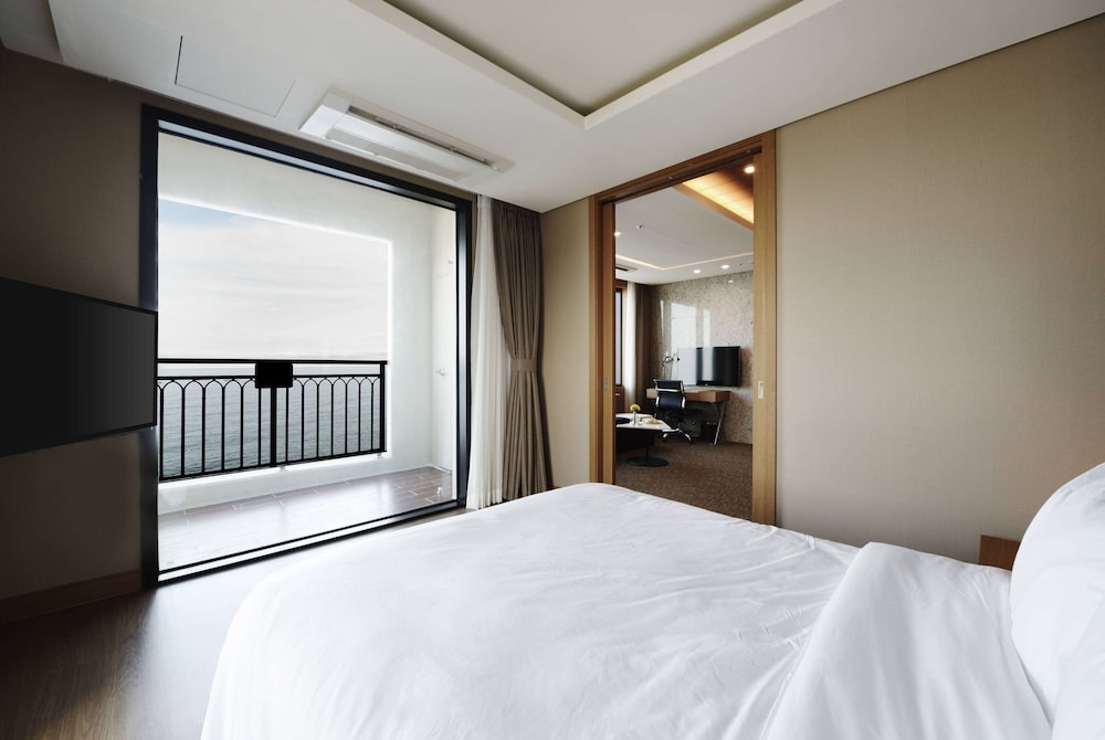 Junior Corner Suite ( Panorama Ocean View) photo 1