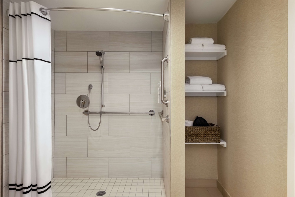 Suite, 2 Double Beds, Oceanfront, Accessible Roll-In Shower, Juliet Balcony - Photo 6