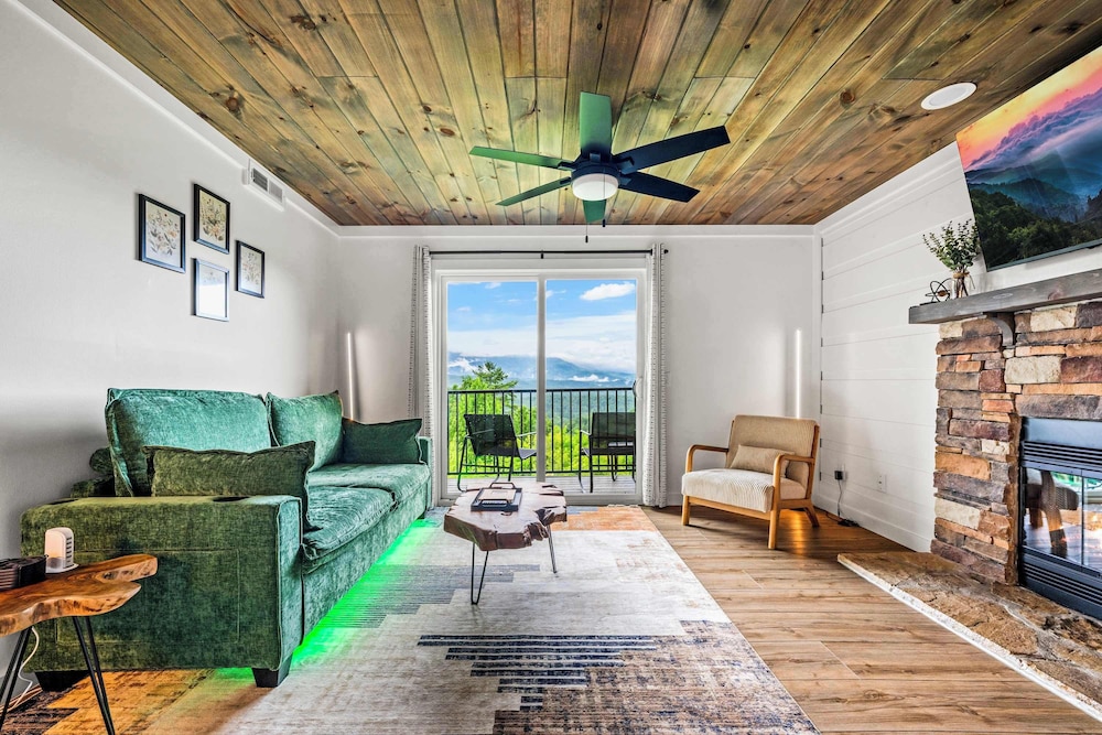 Cozy Bear | Gatlinburg Condo, King Bed, Pool & Mountain Views photo 3