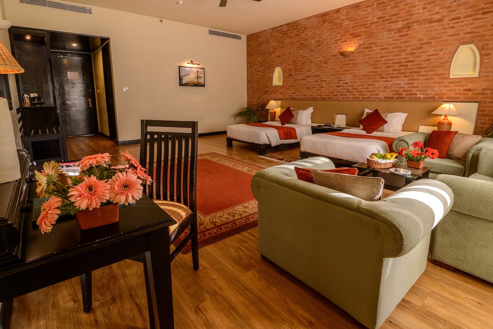 Club Room, 1 Bedroom, Courtyard View photo 3