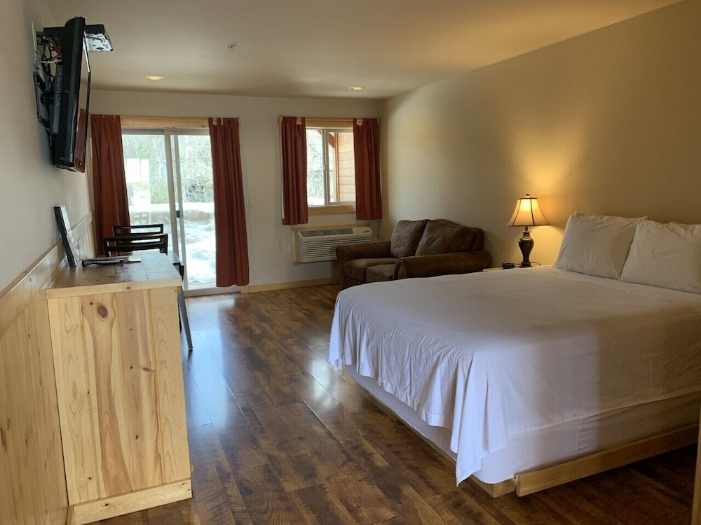 Suite, 1 Queen Bed, River View photo 1