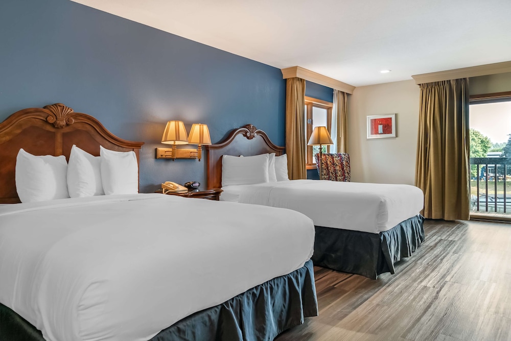 Standard Room, 2 Queen Beds, Balcony, River View photo 1