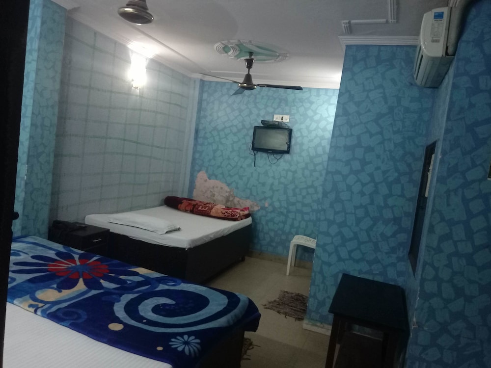 AC CLASSIC TRIPLE ROOM